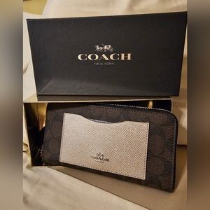 Coach Signature Wallet NEW WITH TAGS in Gift Box